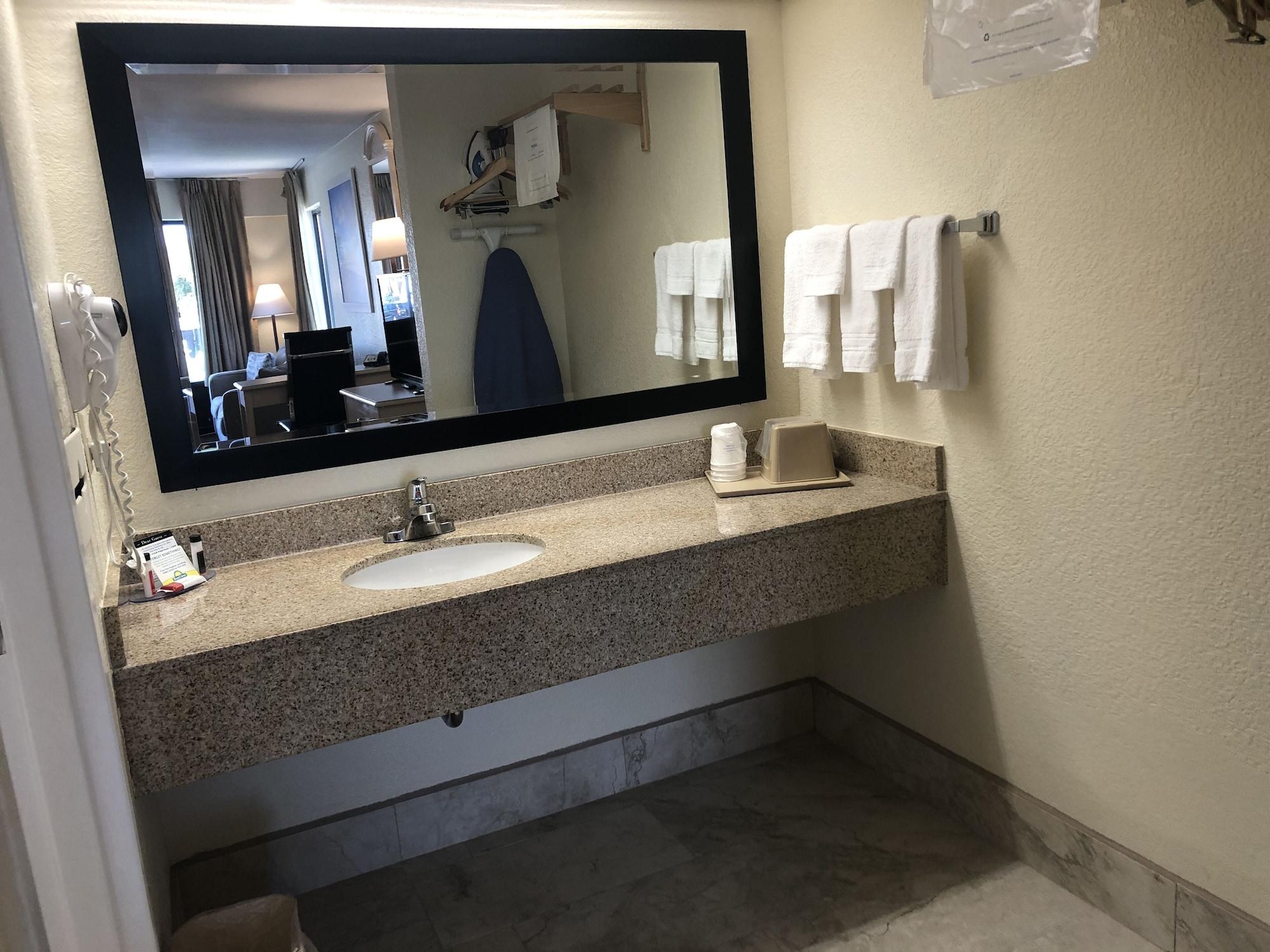 Days Inn & Suites By Wyndham Navarre - Near Beaches Hurlburt Exterior foto